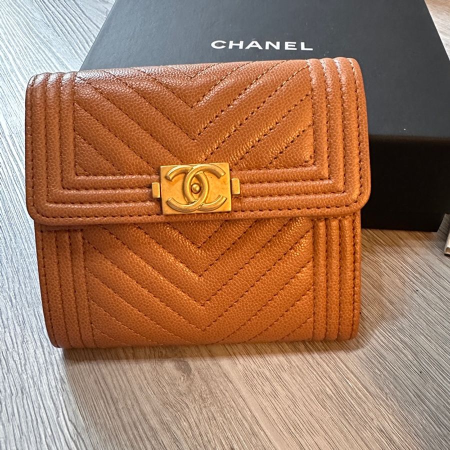 Chanel Boy三折短夾 焦糖色-0
