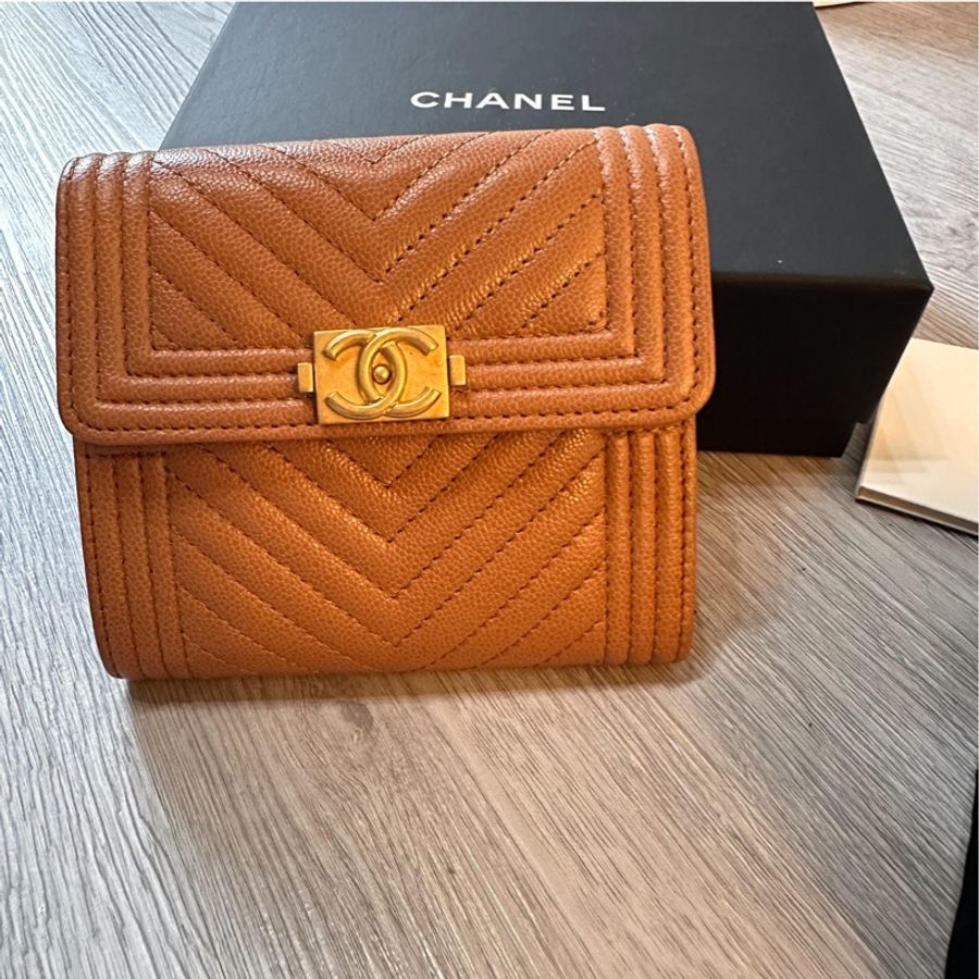 Chanel Boy三折短夾 焦糖色-5