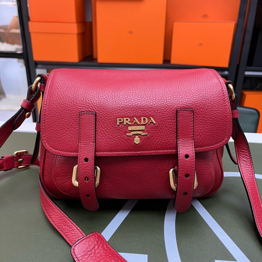 Prada 紅色 純牛皮 荔枝紋 郵差包 斜挎單肩❤️-0
