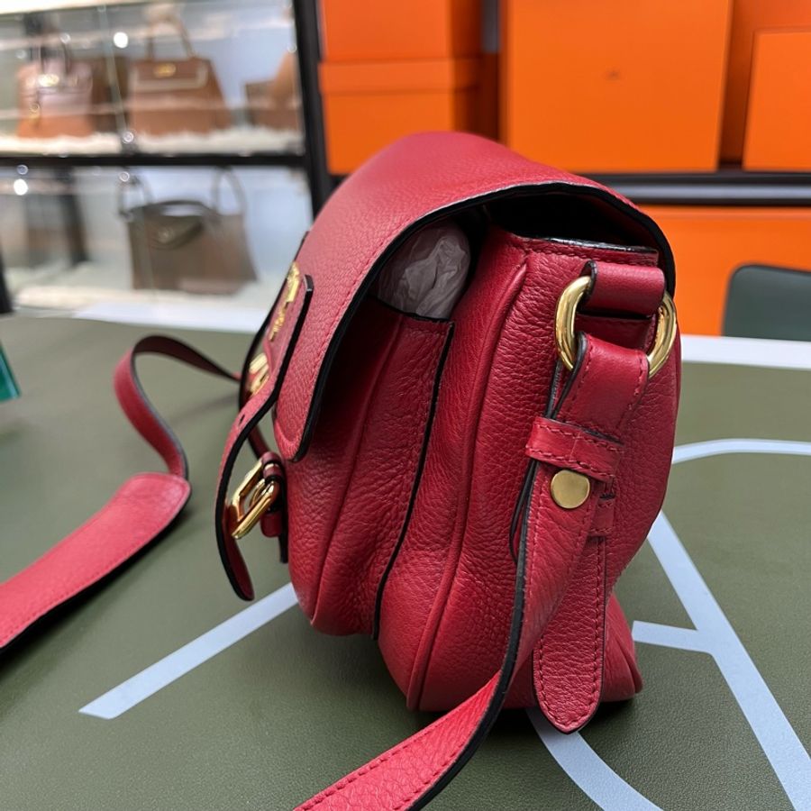 Prada 紅色 純牛皮 荔枝紋 郵差包 斜挎單肩❤️-2