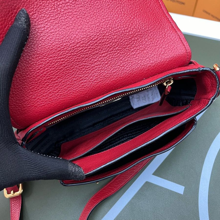 Prada 紅色 純牛皮 荔枝紋 郵差包 斜挎單肩❤️-6
