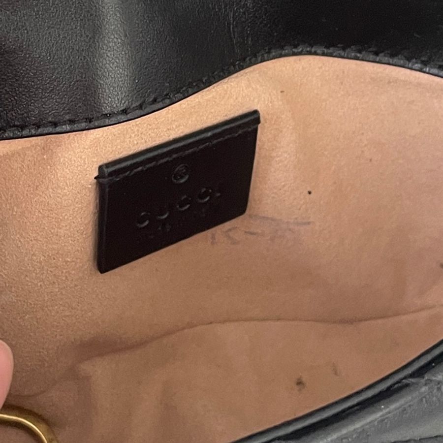 GUCCI Super Mini Marmont 仿舊金雙G牛皮釦式斜背包(黑色)-14