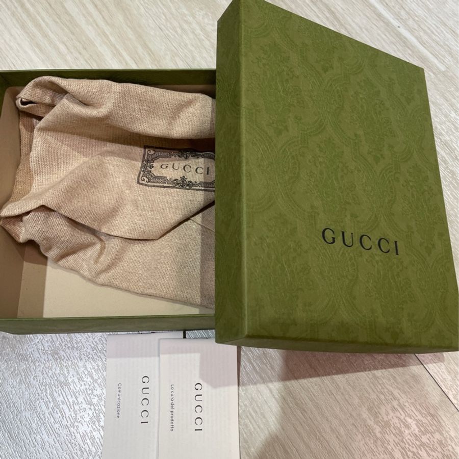 GUCCI Super Mini Marmont 仿舊金雙G牛皮釦式斜背包(黑色)-6