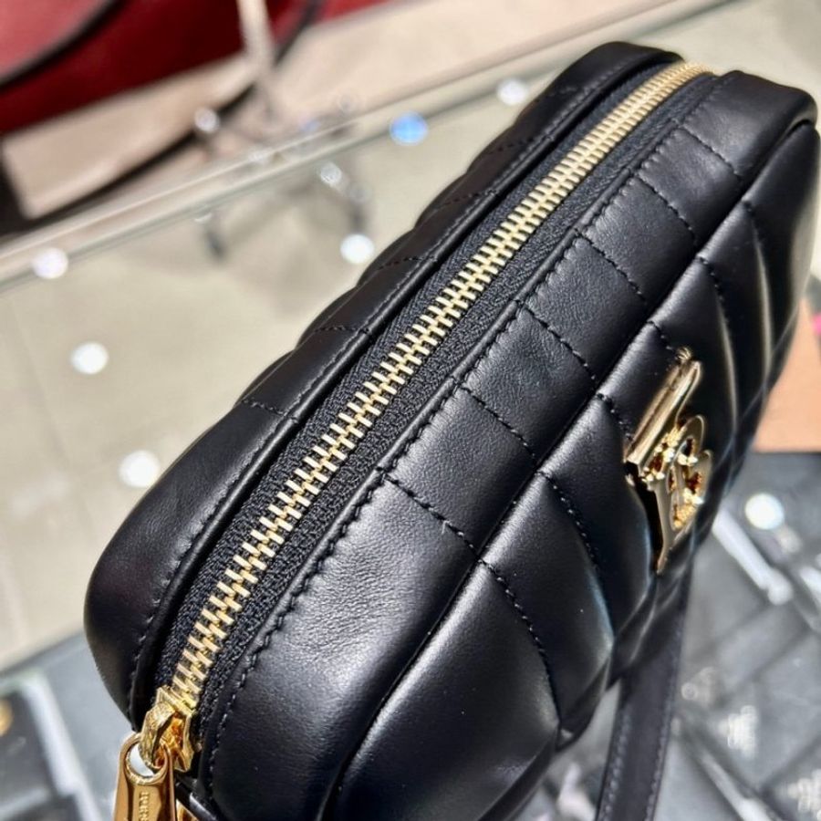 ✨快閃特價✨Burberry 80608361 Lola 迷你絎縫羔羊皮相機包 黑色金釦-6