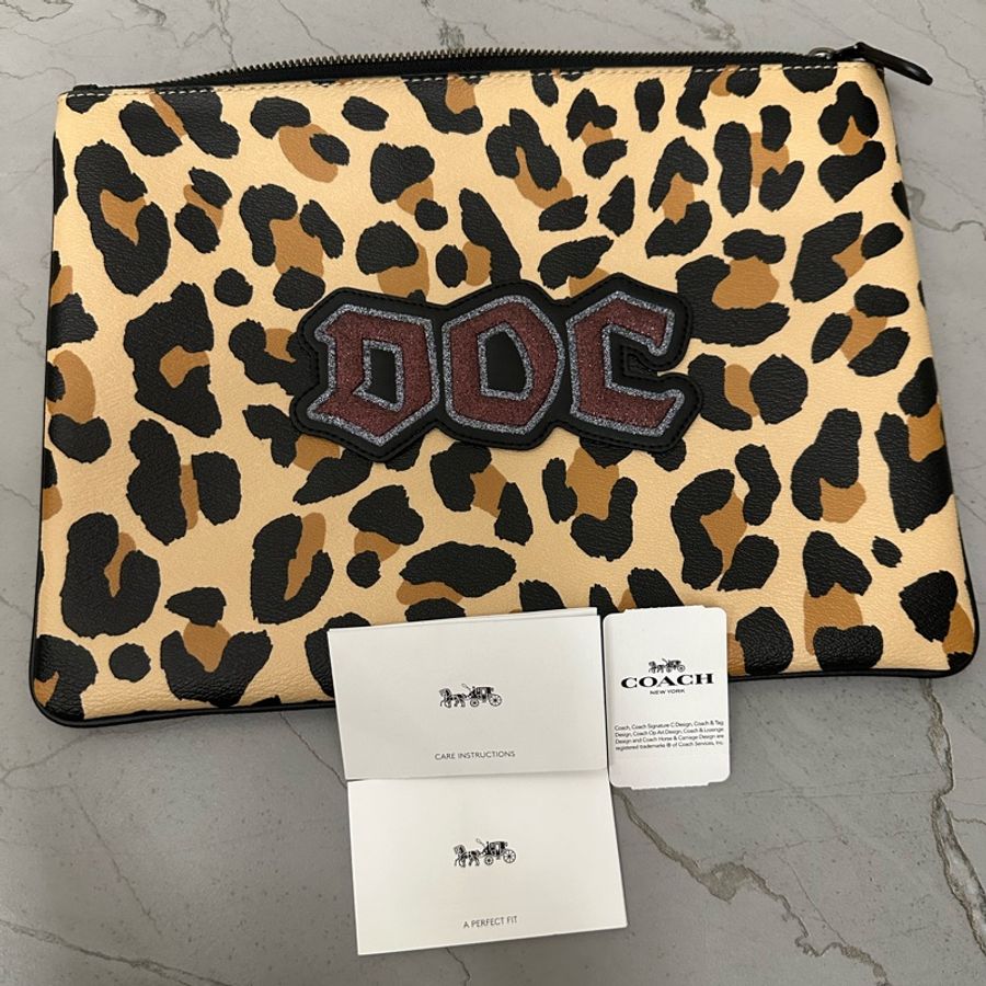 COACH聯乘迪士尼 DOC豹紋大號手拿包-0