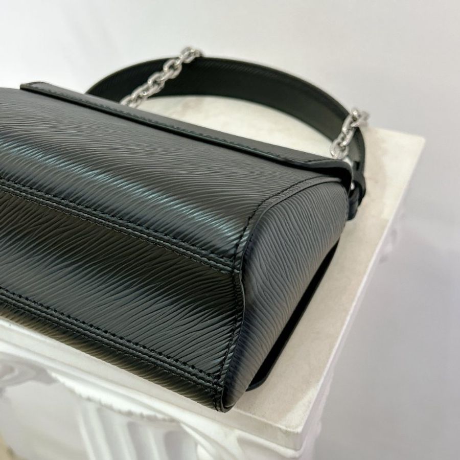 LV M21118 Twist Epi牛皮字母轉鎖鍊帶肩背包/斜背包-11