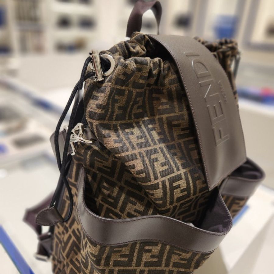 🎁當季特價🎁Fendi 7VZ056 男款 Strike 大型FF提花背包-2