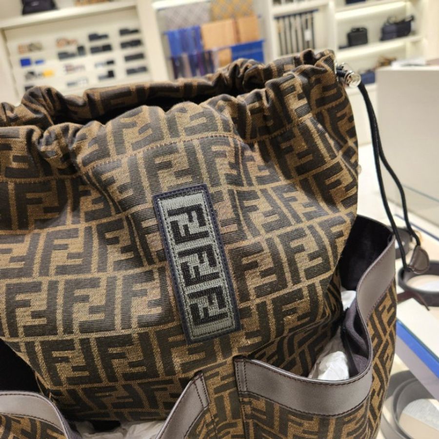 🎁當季特價🎁Fendi 7VZ056 男款 Strike 大型FF提花背包-3