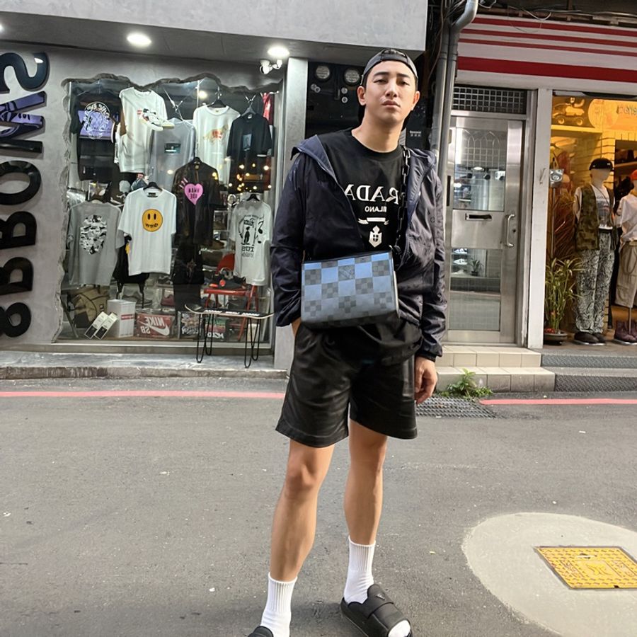 🤎LV 深藍色 雙面穿 LOGO 連帽 風衣外套 44號 9新、原價102000 男女同款 #logo那面胸口處約0.15公分的燙痕 所以大賠錢賣 不影響使用反應在價格上-4