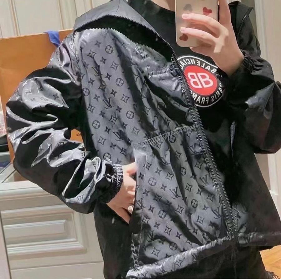 🤎LV 深藍色 雙面穿 LOGO 連帽 風衣外套 44號 9新、原價102000 男女同款 #logo那面胸口處約0.15公分的燙痕 所以大賠錢賣 不影響使用反應在價格上-6