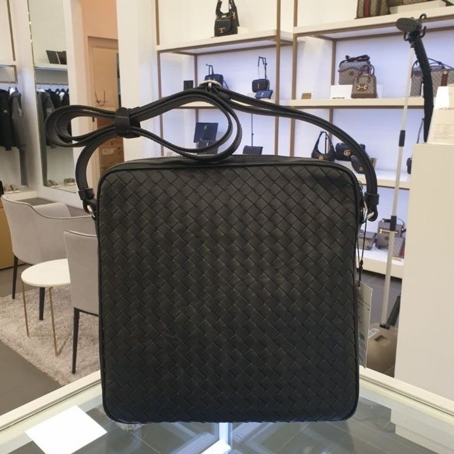 Bottega Veneta 443872 小羊皮編織郵差包 - 黑色經典設計,義大利製【促銷品】-1
