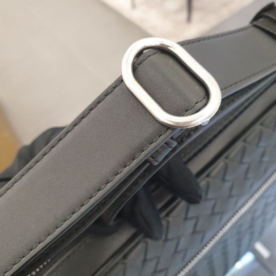 Bottega Veneta 443872 小羊皮編織郵差包 - 黑色經典設計,義大利製【促銷品】-2