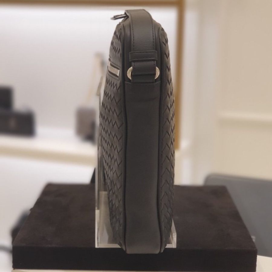 Bottega Veneta 443872 小羊皮編織郵差包 - 黑色經典設計,義大利製【促銷品】-6