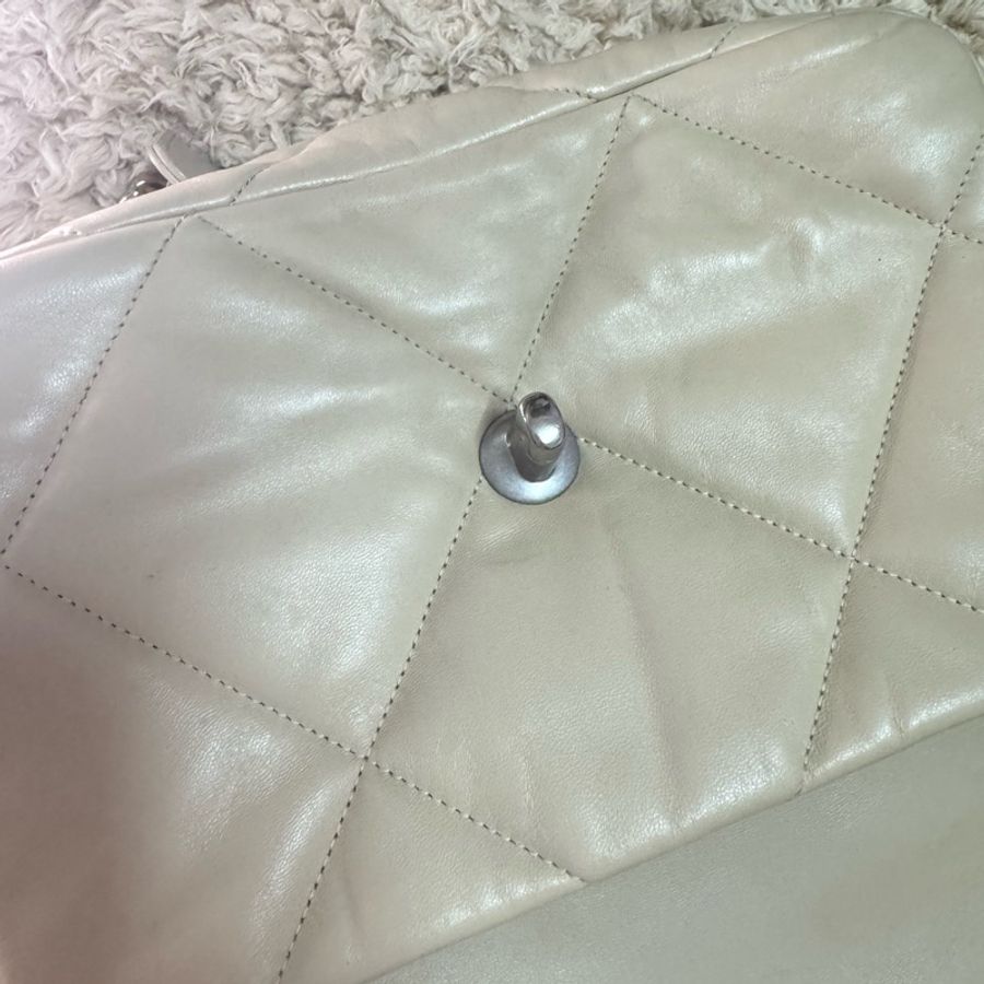 chanel19bag奶茶色杏色銀扣聖誕限定款26公分-2
