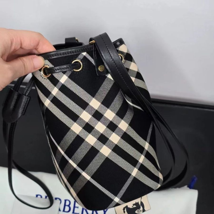 Burberry帆布 MINI 抽繩水桶包手提包斜背包 全新-2