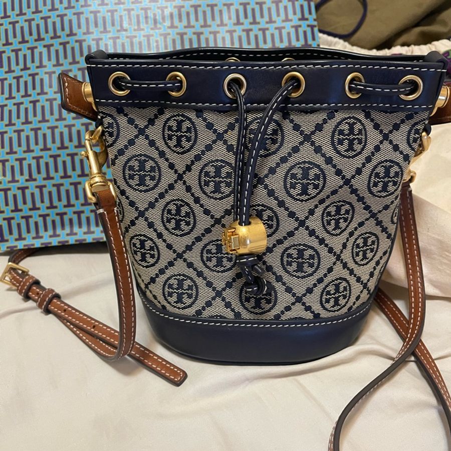 Tory Burch 經典滿版雙T印花皮革拼接手提包水桶包兩用包(海軍藍)-5