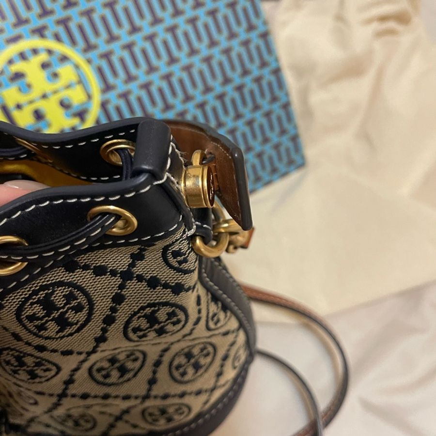 Tory Burch 經典滿版雙T印花皮革拼接手提包水桶包兩用包(海軍藍)-12