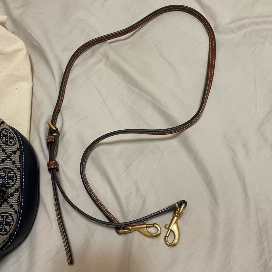 Tory Burch 經典滿版雙T印花皮革拼接手提包水桶包兩用包(海軍藍)-15