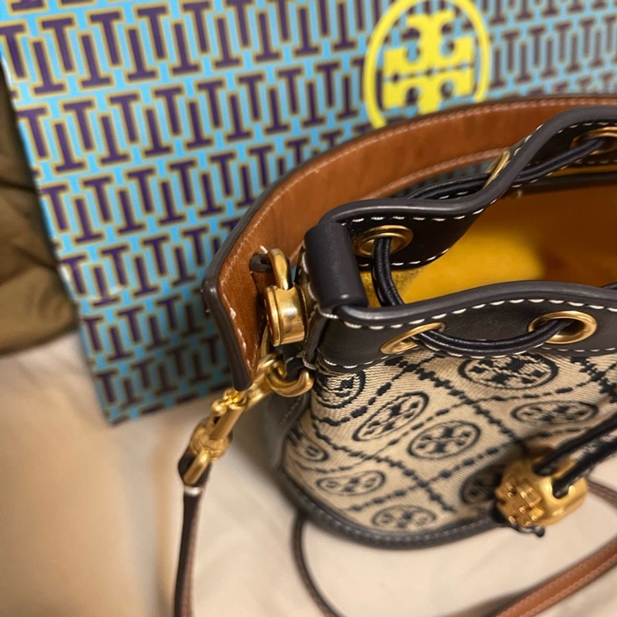 Tory Burch 經典滿版雙T印花皮革拼接手提包水桶包兩用包(海軍藍)-17