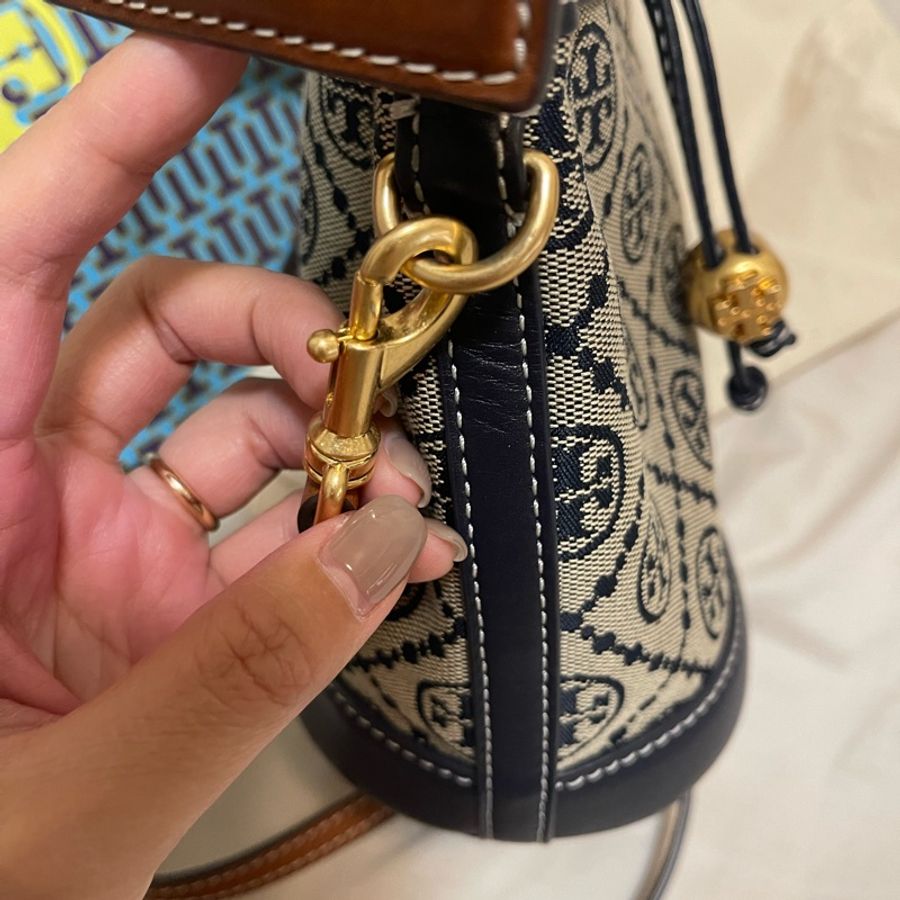 Tory Burch 經典滿版雙T印花皮革拼接手提包水桶包兩用包(海軍藍)-20