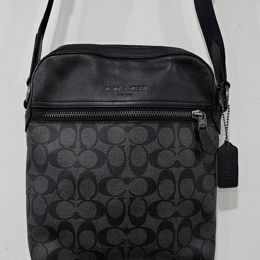 COACH 黑灰Logo包-0