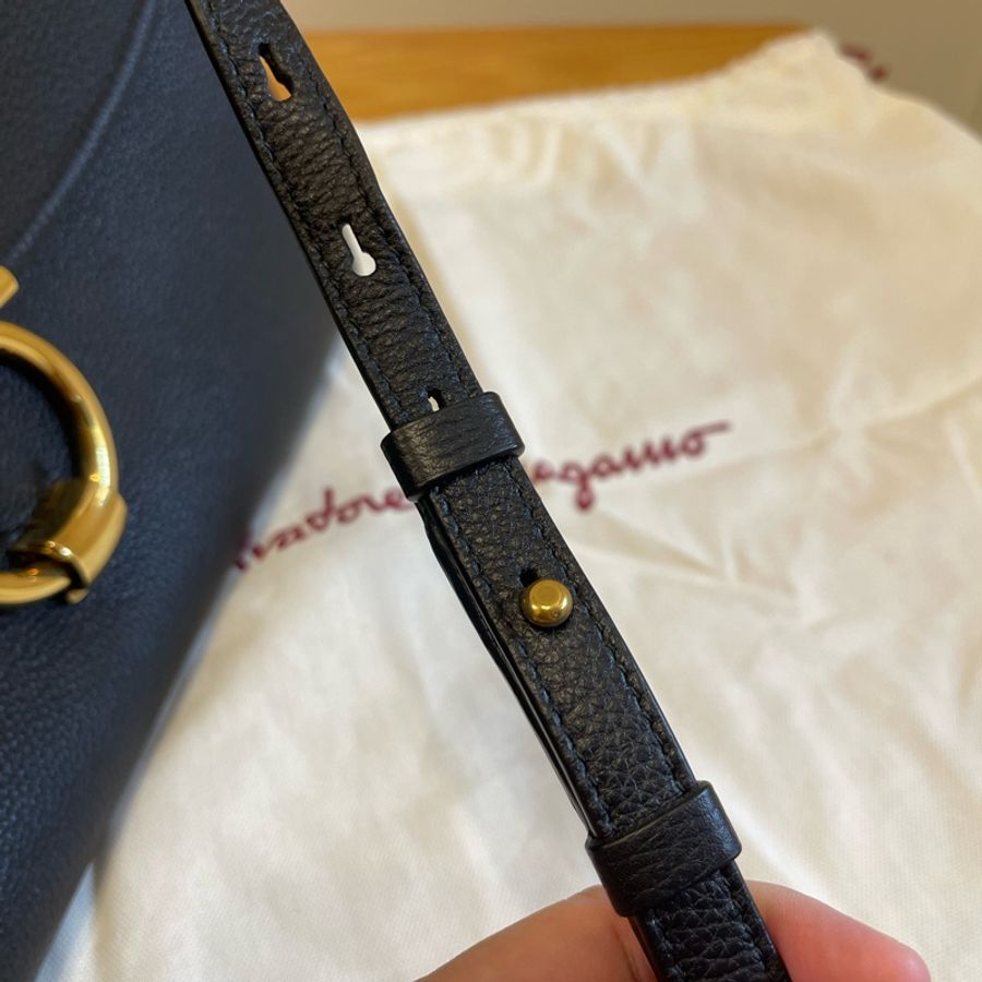 Ferragamo Margot 通勤 手袋 OL 女包 黑金 牛皮 手提 肩背-15