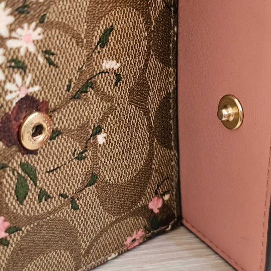 COACH 經典LOGO花卉印花拼接款扣式零錢短夾(花卉款)-21