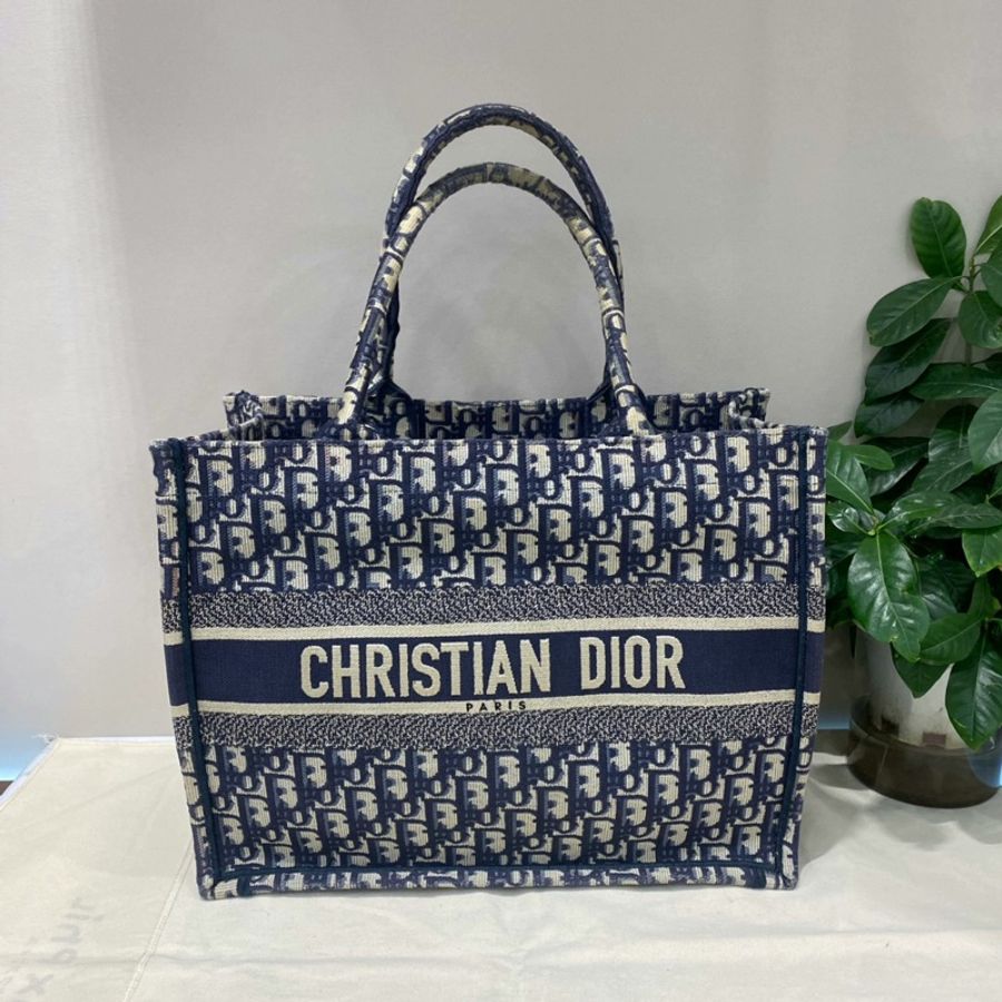 Dior book tote中號手工刺繡老花托特包-0