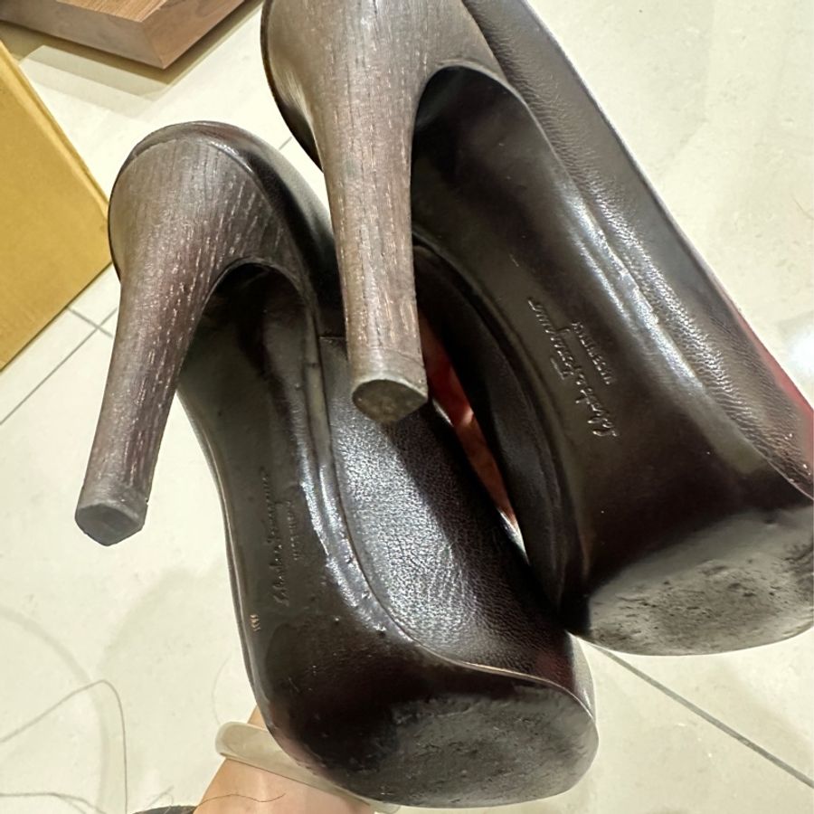 salvatore ferragamo木質跟。質感爆表的深咖啡色-6