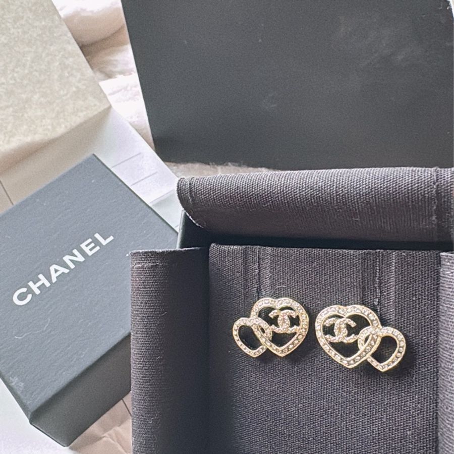 Chanel 💛 雙愛心CC小碎鑽淡金針式耳環-6
