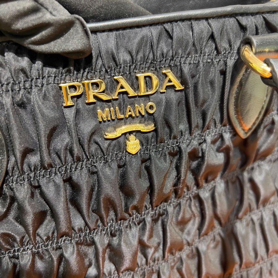 Prada黑金褶皺托特包-6