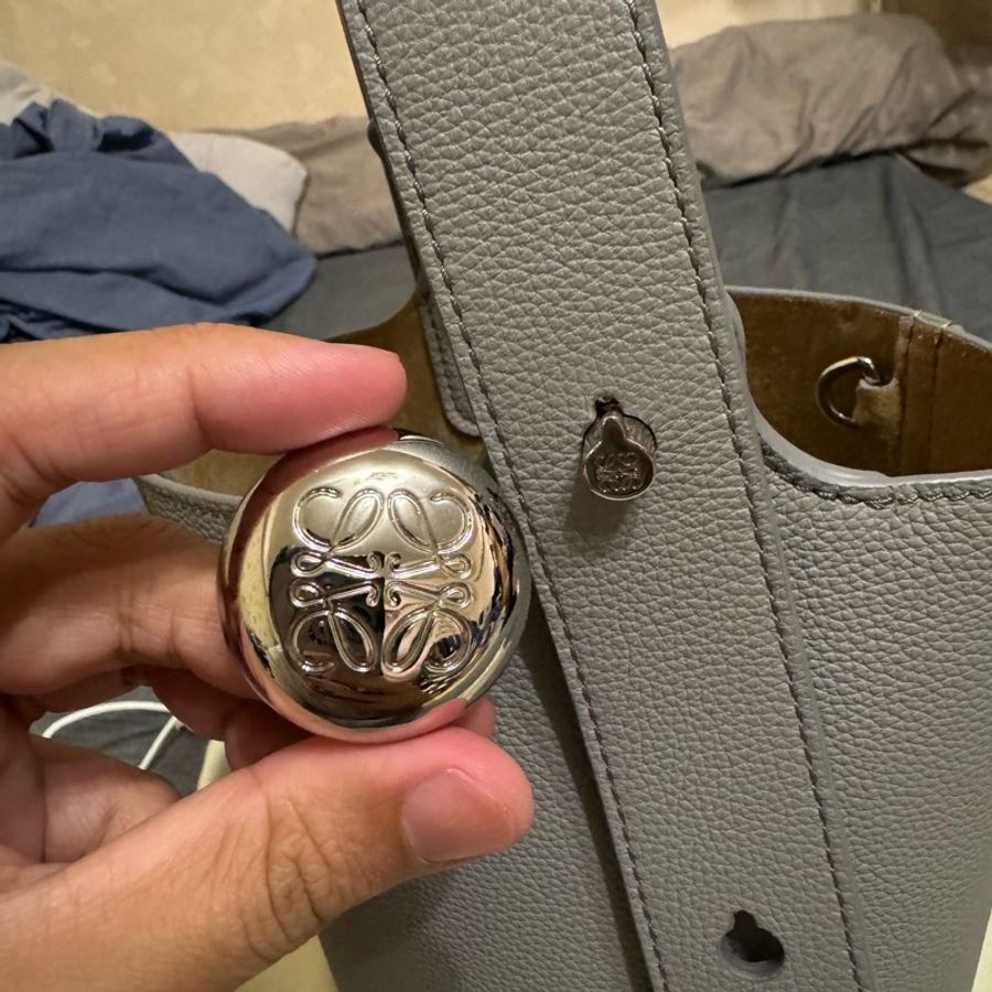LOEWE mini Pebble Bucket Bag 灰色荔枝皮(全新閒置品)-2