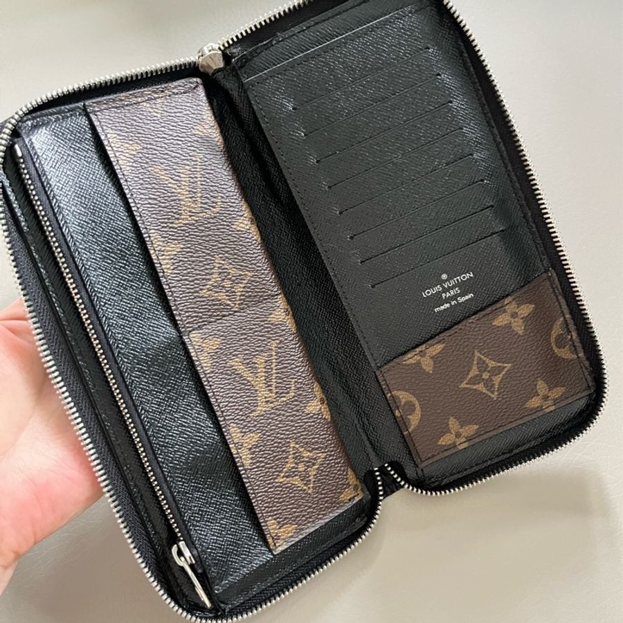 LV 經典花紋x黑色皮革拉鍊長夾-14