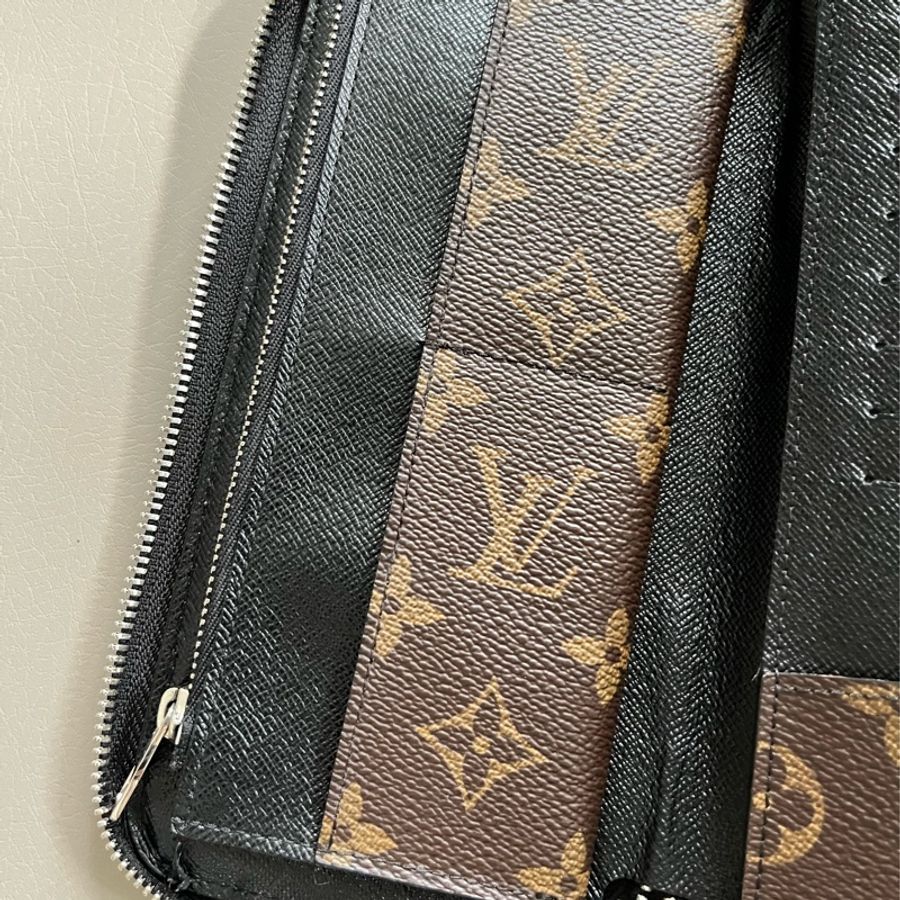 LV 經典花紋x黑色皮革拉鍊長夾-16
