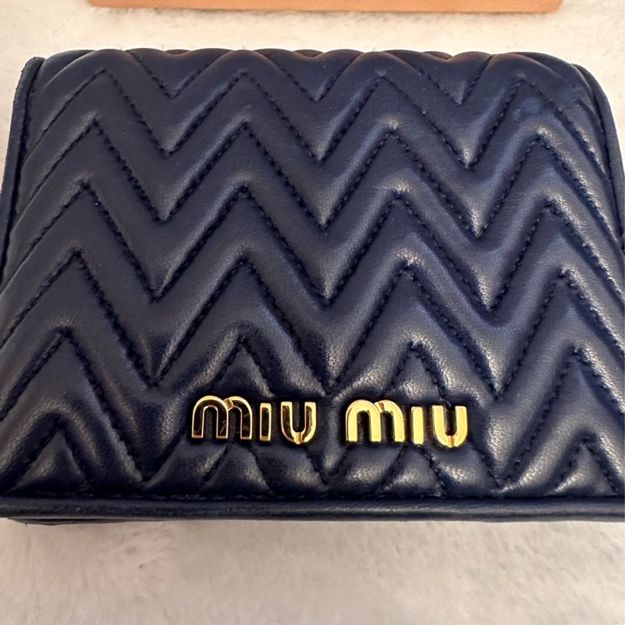 MIU MIU 金屬LOGO山型紋羊皮對開釦式短夾 深藍-0