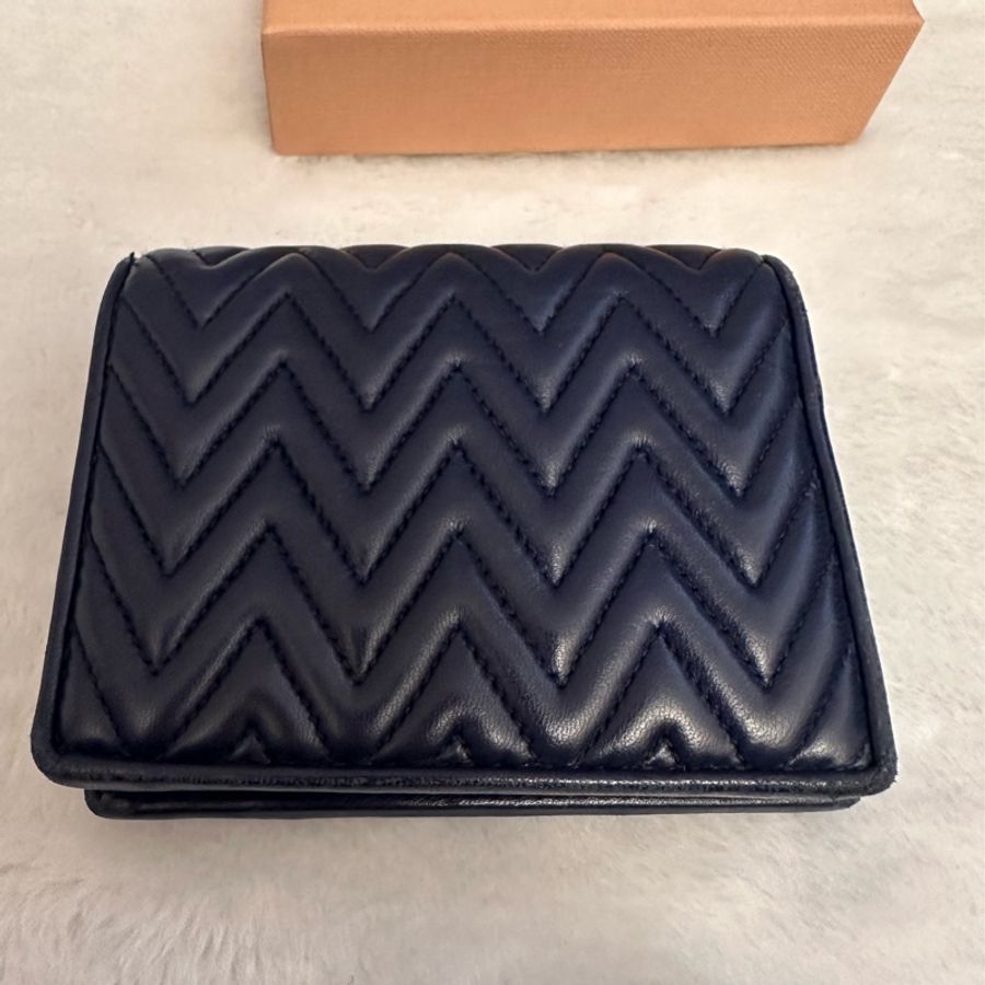 MIU MIU 金屬LOGO山型紋羊皮對開釦式短夾 深藍-1