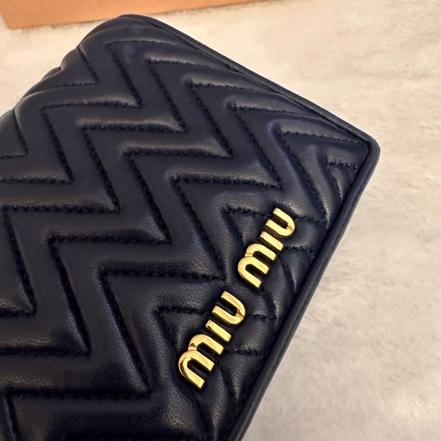 MIU MIU 金屬LOGO山型紋羊皮對開釦式短夾 深藍-4