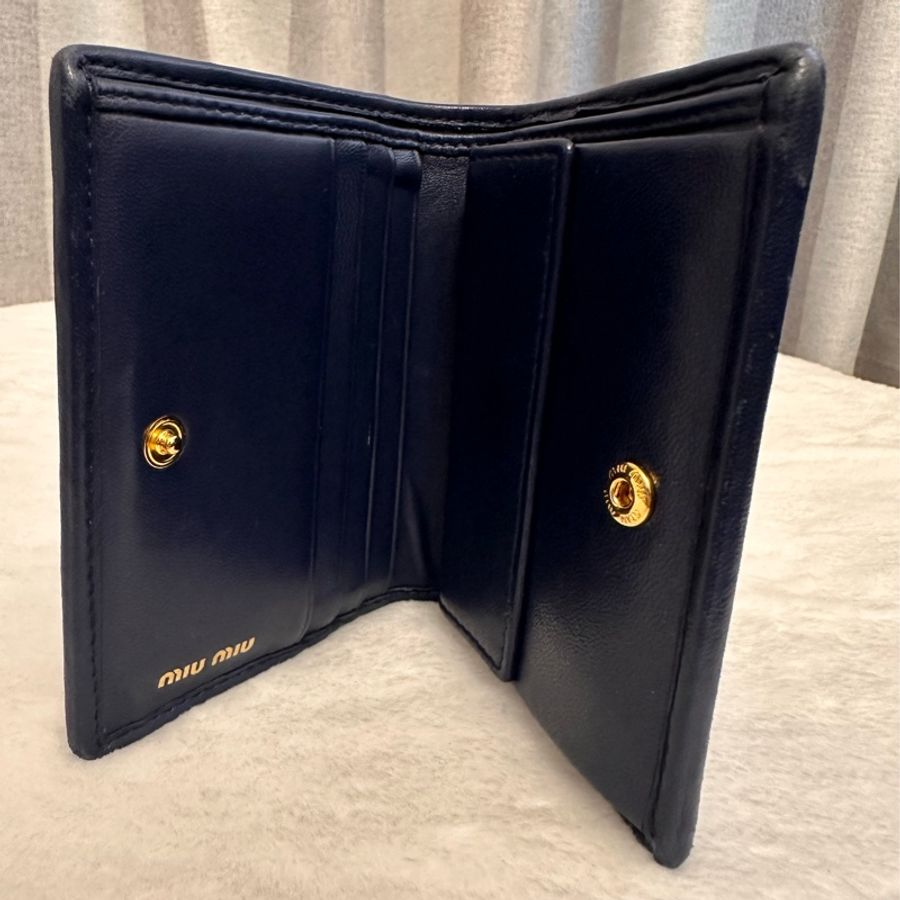 MIU MIU 金屬LOGO山型紋羊皮對開釦式短夾 深藍-8