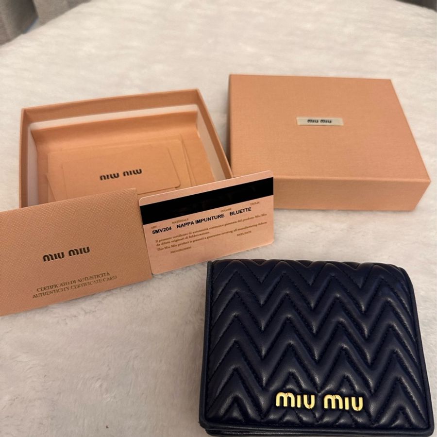 MIU MIU 金屬LOGO山型紋羊皮對開釦式短夾 深藍-11