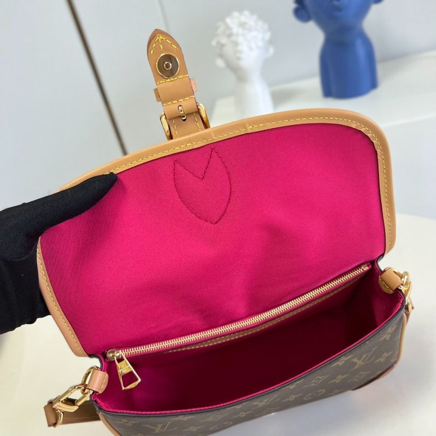 全新 未拆封 LV M46049 DIANE 經典花紋 雙肩帶 兩用 復古 郵差包/法棍包-4