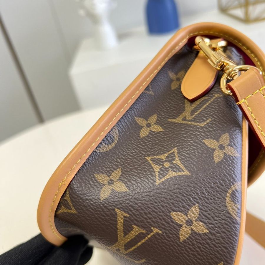 全新 未拆封 LV M46049 DIANE 經典花紋 雙肩帶 兩用 復古 郵差包/法棍包-6