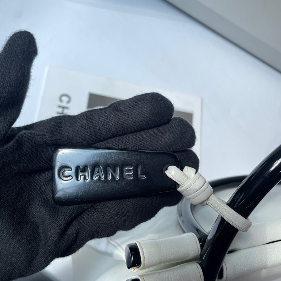 Chanel黑圓把白荔枝牛皮方提包-10