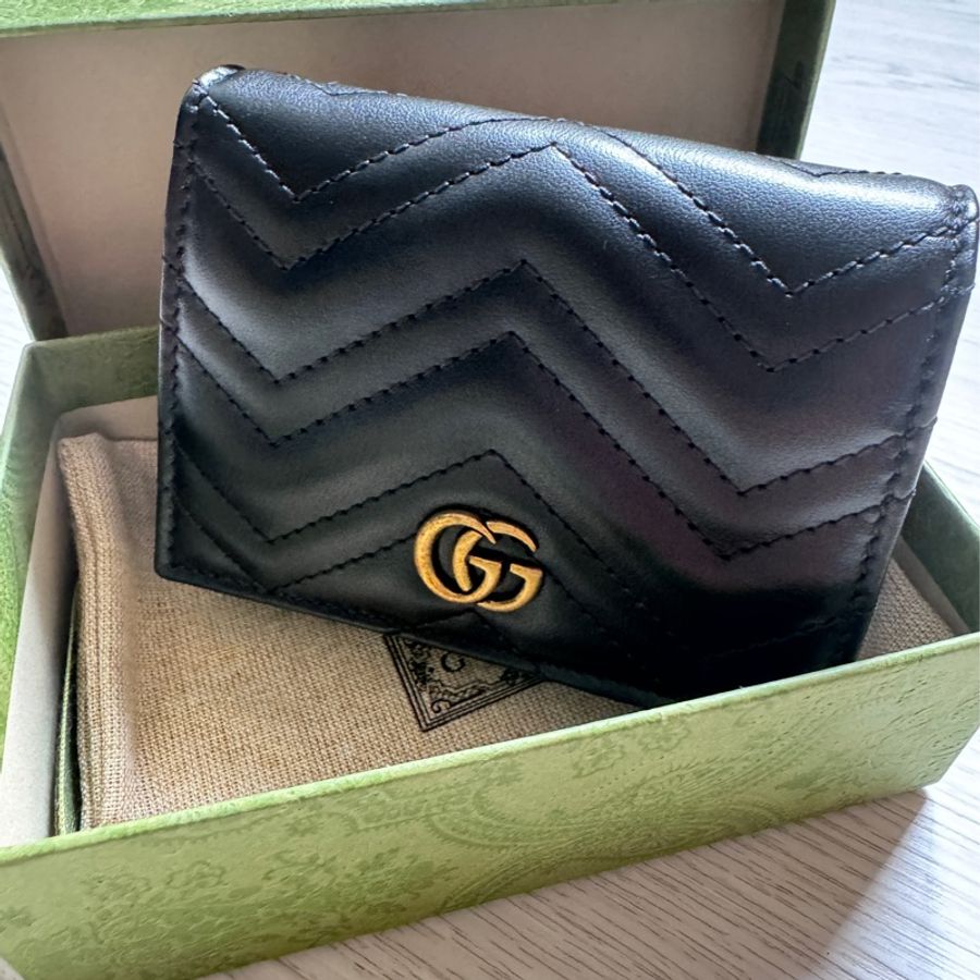 「全新閒置品」GUCCI 古馳 GG Marmont matelasse系列絎縫紋牛皮金屬雙G LOGO暗釦卡夾/零錢包(黑466492-DRW1T-1000)-9