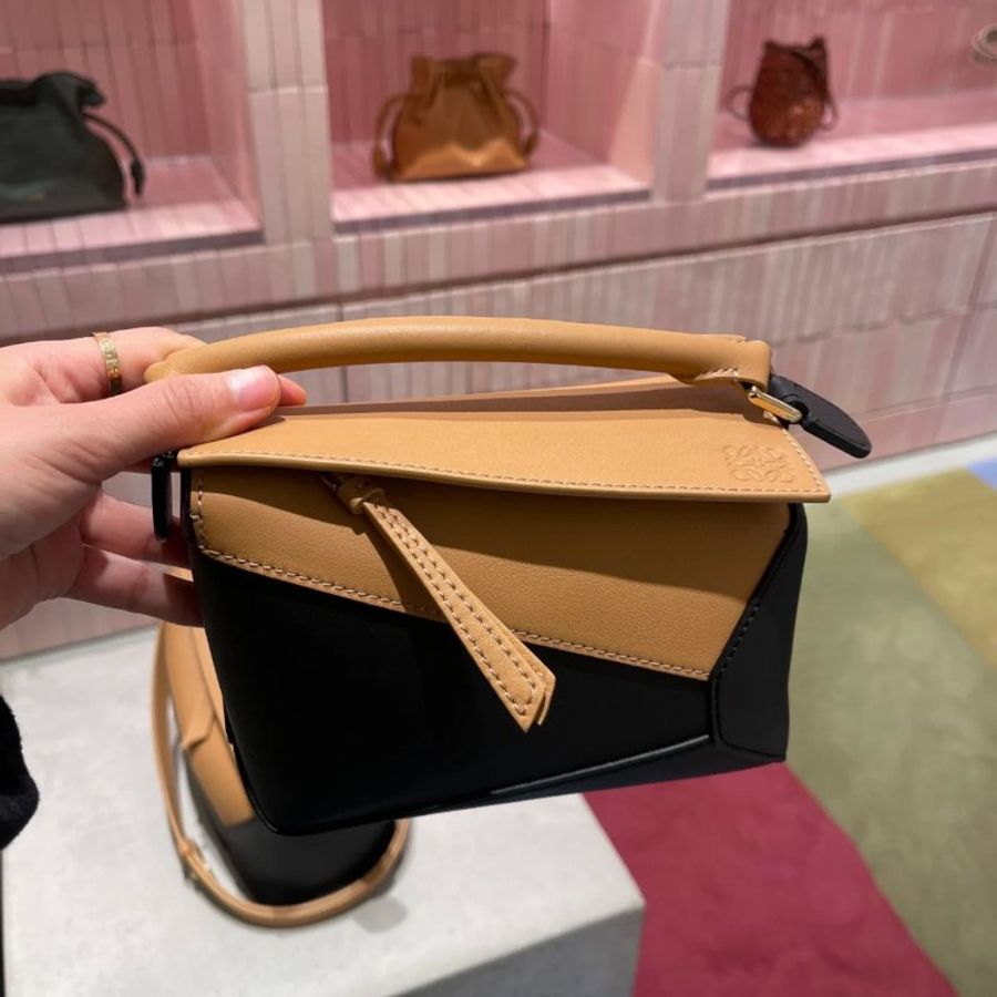 Loewe 迷你經典小牛皮雙色 Puzzle包 –雙色暖沙與黑色設計|時尚奢華小型包款《當季專櫃正售★全新商品 》-2