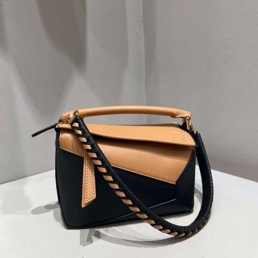 Loewe 迷你經典小牛皮雙色 Puzzle包 –雙色暖沙與黑色設計|時尚奢華小型包款《當季專櫃正售★全新商品 》-4