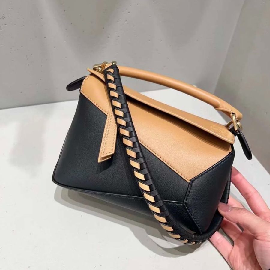 Loewe 迷你經典小牛皮雙色 Puzzle包 –雙色暖沙與黑色設計|時尚奢華小型包款《當季專櫃正售★全新商品 》-6