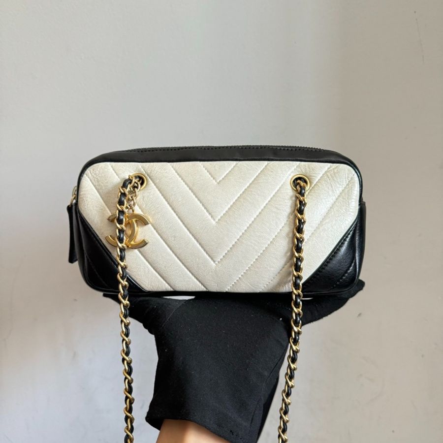 CHANEL 香奈兒黑白拼色金CHEVRON V紋相機包-0