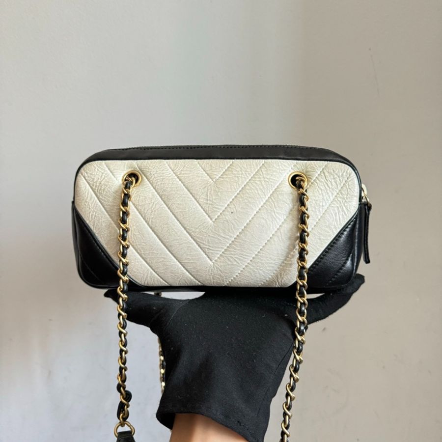 CHANEL 香奈兒黑白拼色金CHEVRON V紋相機包-1