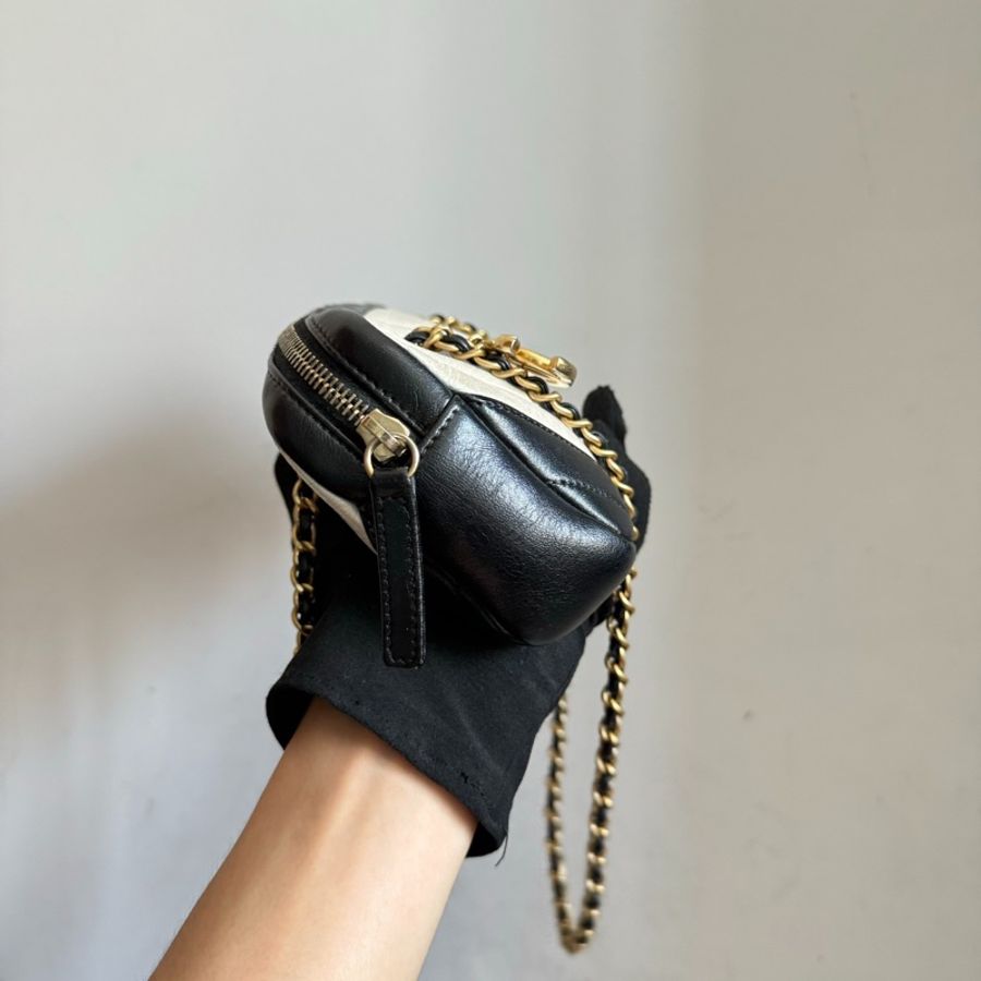 CHANEL 香奈兒黑白拼色金CHEVRON V紋相機包-3