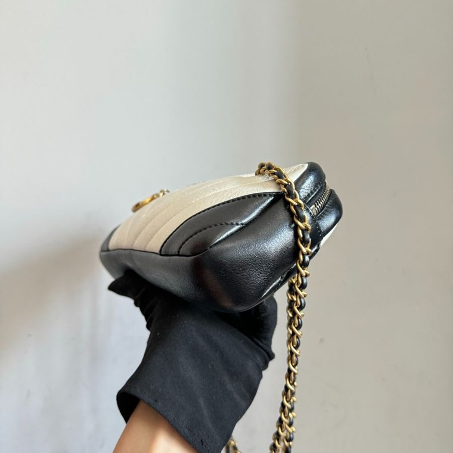 CHANEL 香奈兒黑白拼色金CHEVRON V紋相機包-6